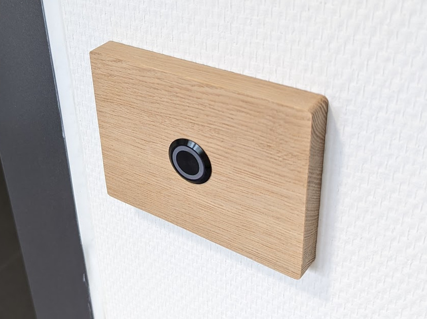 Oak doorbell, wooden doorbell for apartment door, natural materials, with black or brass button