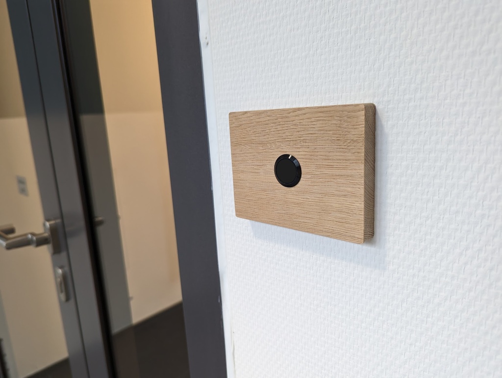 Modern oak doorbell, wooden doorbell for apartment door, natural materials, with optional LED
